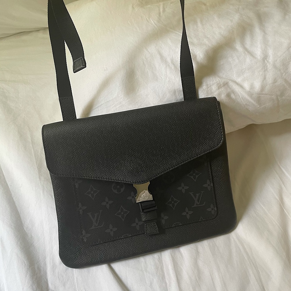 Brand new Louis Vuitton Messenger Bag